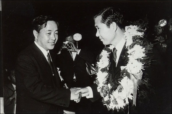 1970년 9월 신민당 임시전당대회에서 7대 대선 후보로 지명된 김대중과 이를 축하하는 김영삼 ⓒ김대중평화센터