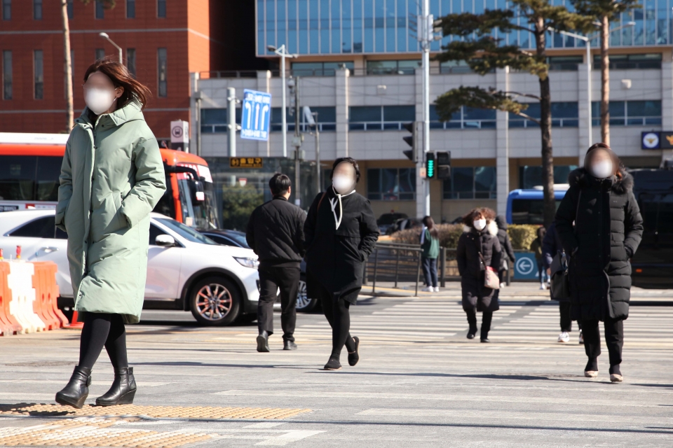 15일 오후 서울 중구 한 거리에서 시민들은 추위에 발걸음을 빠르게 옮기고 있다. ⓒ홍수형 기자