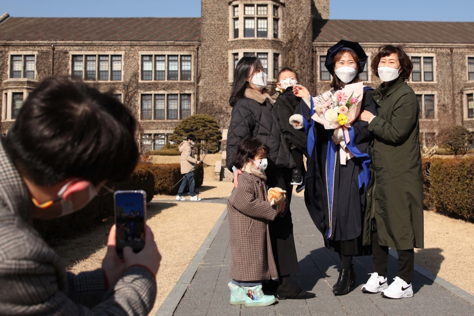 18일 오후 서울 서대문구 연세대학교 신촌캠퍼스에서 한 가족은 졸업기념촬영을 하고 있다. ⓒ홍수형 기자