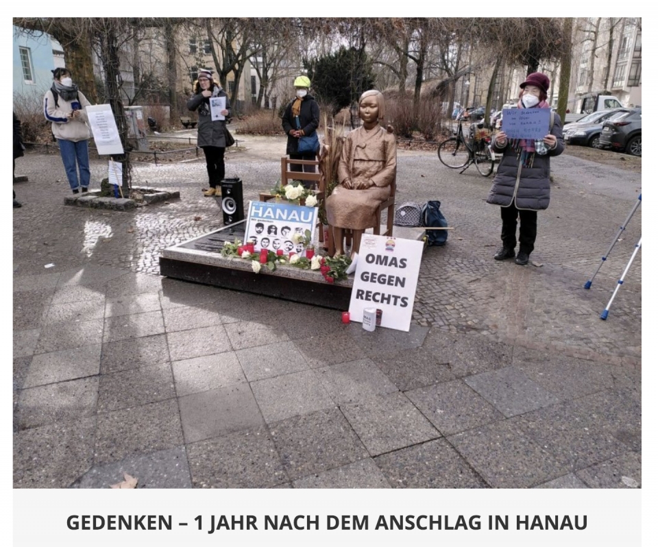 극우주의에 반대하는 '오마스 게겐 레히츠' 단체 활동가 할머니들이 19일 베를린 평화의 소녀상 앞에 모여 극우 테러 희생자를 추모하고 평화의 소녀상 영구 존치를 재차 요청했다. ⓒ오마스 게겐 레히츠 홈페이지 갈무리