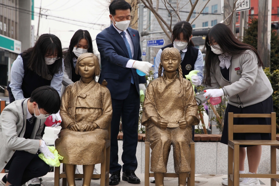 25일 오전 서울 성북구 평화의소녀상 앞에서 계성고등학교 학생들과 성북구청장은 '하버드 램지어 교수 규탄' 기자회견을 열었다. ⓒ홍수형 기자