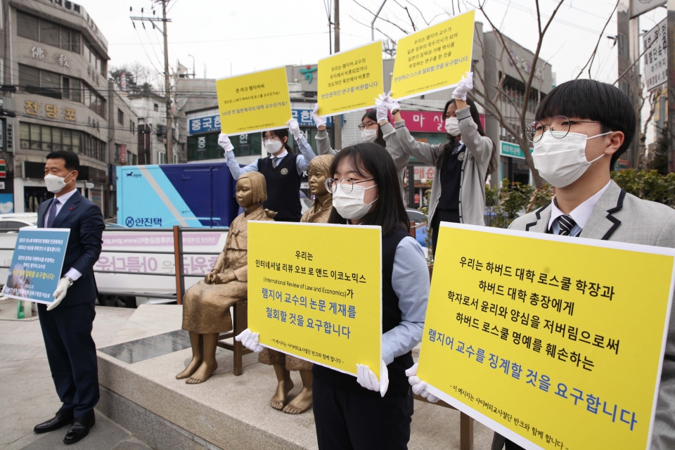 25일 오전 서울 성북구 평화의소녀상 앞에서 계성고등학교 학생들과 성북구청장은 '하버드 램지어 교수 규탄' 기자회견을 열었다. ⓒ홍수형 기자
