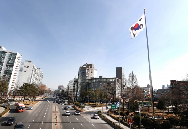 서울 강남구 한남대교 남단에 설치된 국기게양대 ⓒ강남구청