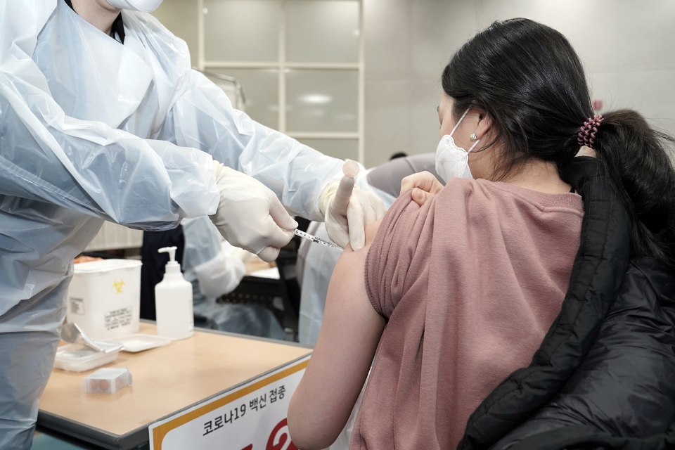26일 오전 경기도 성남시 보바스기념병원에서 코로나19 백신 첫 예방접종이 시작됐다. ⓒ성남시청