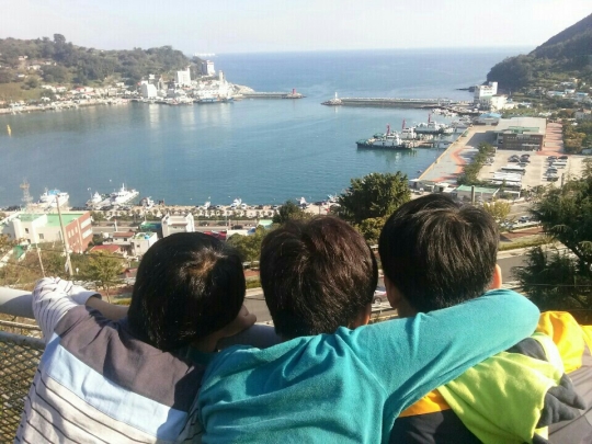 애광원 거주 지적장애아동들이 윈드밀테라스에서 장승포 바다를 바라보고 있다. ⓒ애광원