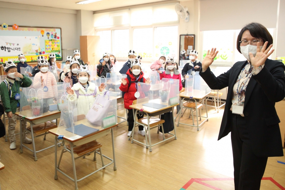 2일 오전 경기도 성남시 당촌초등학교 1학년 교실에서 입학식이 진행되고 있다. ⓒ홍수형 기자