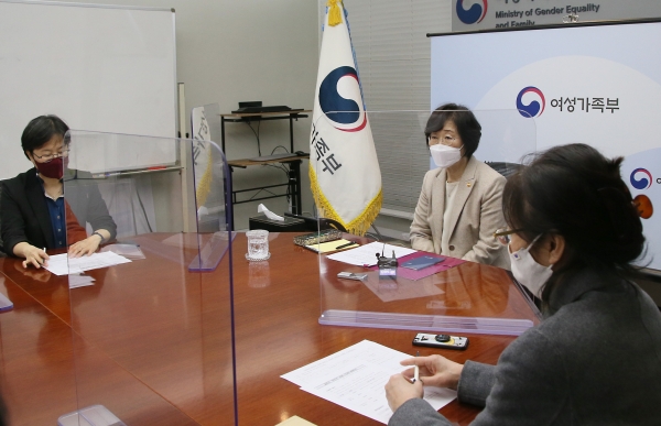 정영애 여성가족부 장관이 3월 2일(화) 오후 정부서울청사에서 일본군'위안부' 현안 관련 전문가 간담회를 개최하고 모두 발언을 하고 있다. ⓒ여성가족부