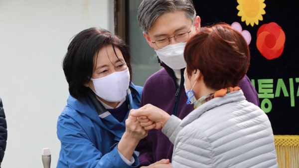 박영선 더불어민주당 서울시장 보궐선거 후보가 6일 서울 동작구 성대전통시장을 방문해 시민들과 인사를 나누고 있다. ⓒ박영선캠프
