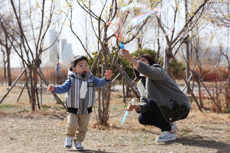 16일 오후 서울 서초구 잠원한강공원에서 푸근한 날씨 맞아 이재준(3) 어린이는 비눗방울 놀이를 하고 있다. ⓒ홍수형 기자