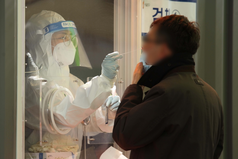 18일 오후 서울 중구 서울역 앞 선별진료소에서 한 시민은 코로나19 검사를 받고 있다. ⓒ홍수형 기자