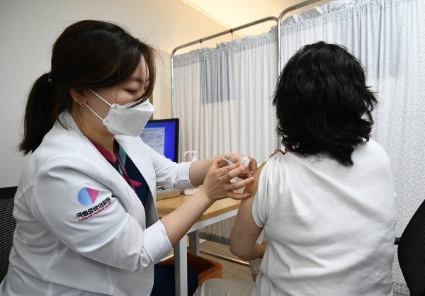 20일 오전 서울 중구 국립중앙의료원 중앙예방접종센터에서 의료진이 접종 대상자에게 접종하고 있다. ⓒ공동취재사진