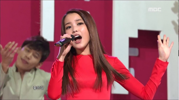 2010년 MBC '쇼! 음악중심'에 출연해 '좋은 날'을 부른 아이유 ⓒMBC글로벌 유튜브 채널 영상 캡처