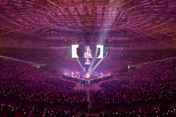2019년 아시아 투어 콘서트 '러브 포엠(Love Poem)'에서 아이유의 공연 모습 ⓒ카카오M