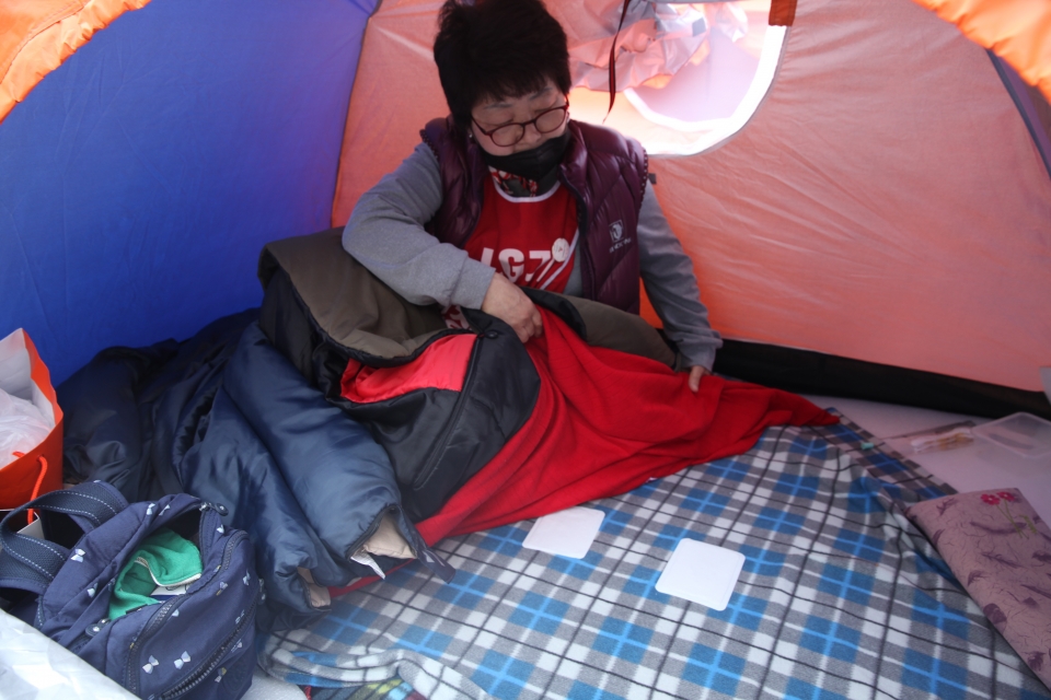 25일 오후 서울 영등포구 LG트윈타워 앞에는 행복한 고용승계 텐트 참가자 일동 단체가 '파업투쟁 100일 맞아 100개의 고용승계 텐트 설치' 투쟁을 하고 있다. ⓒ홍수형 기자