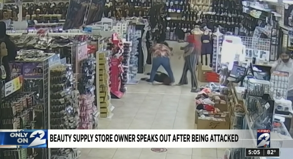 지난 17일 텍사스 휴스턴의 한 미용용품점에서 한인 여성이 폭행당하는 사건이 발생했다.  ⓒKRPC Click2Houston 유튜브 영상 갈무리