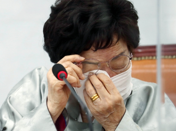 일본군 위안부 피해자이자 인권활동가인 이용수 할머니가 5일 오후 서울 여의도 국민의당 대표실에서 위안부 문제의 국제사법재판소(ICJ) 제소와 관련해 발언을 한 후 눈물을 흘리고 있다. (공동취재사진)