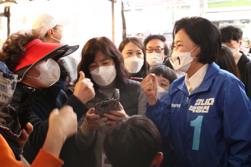 박영선 더불어민주당 서울시장 후보가 선거운동 이틀째인 26일 오후 서울 마포구 망원시장에서 시민들과 인사를 하고 있다. ⓒ홍수형 기자