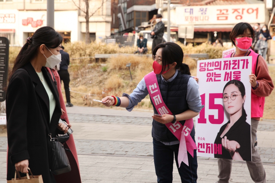 신지예 팀서울 무소속 서울시장 후보가 선거운동 이틀째인 26일 서울 마포구 연트럴파크에서 시민들과 인사를 나누고 있다. ⓒ홍수형 기자