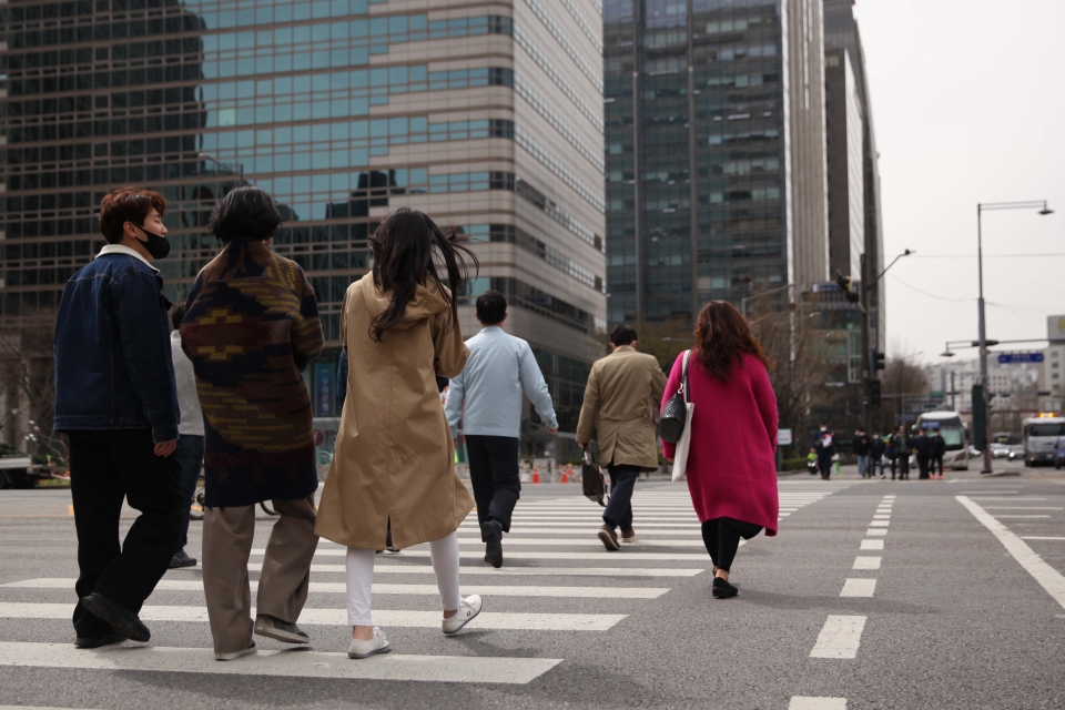 29일 오후 서울 종로구 광화문 사거리에 시민들은 발걸음을 옮기고 있다. ⓒ홍수형 기자