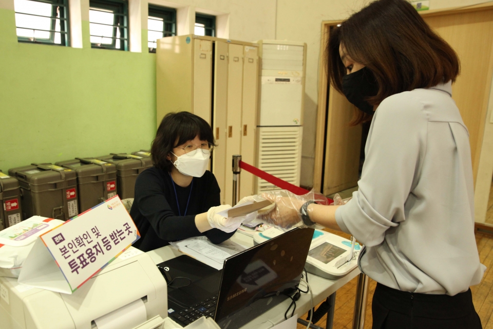 4·7 재보궐선거 사전 투표 첫날인 2일 서울 종로구 종로1·2·3·4가동 사전투표소에서 유권자들이 투표지를 받고 있다. ⓒ홍수형 기자