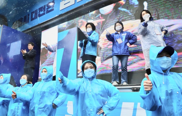 박영선 더불어민주당 서울시장 후보가 3일 강동구에서 집중 유세를 하고 있다. ⓒ박영선 선거 캠프