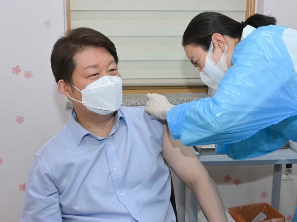권영진 대구시장이 4월 1일 오전 대구 중구보건소에서 아스트라제네카 백신을 접종했다. ⓒ대구시