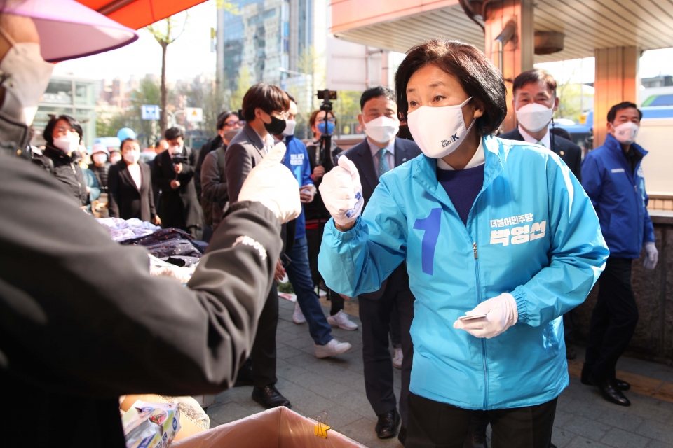 6일 서울 서대문구 홍제역 앞에서 박영선 더불어민주당 서울시장 후보가 선거 유세를 하고 있다. ⓒ홍수형 기자