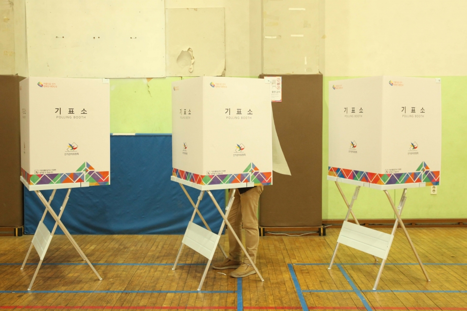 4·7 재보궐선거 사전 투표 첫날인 2일 서울 종로구 종로1·2·3·4가동 사전투표소에서 유권자들이 투표를 하고 있다. ⓒ홍수형 기자