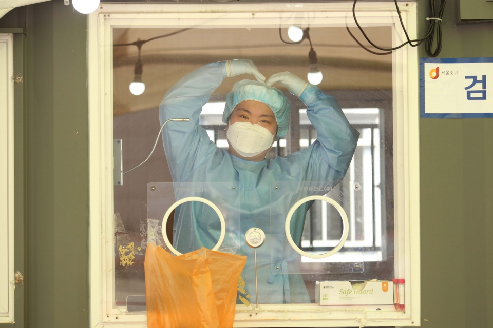 7일 오후 서울 중구 서울역 앞에 마련된 선별진료소에서 의료진이 하트를 하고 있다. ⓒ홍수형 기자