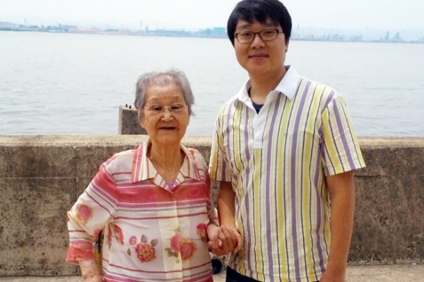 2014년 여름 포항 바다에서 김두리 여사(왼쪽)와 작가 ⓒ최규화