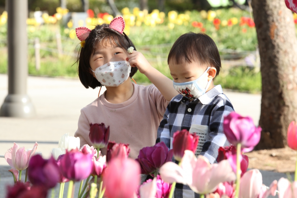 '튤립 이쁘지?' 포근한 날씨에 14일 서울 성동구 서울숲에서 아이들이 형형색색 꽃 피운 튤립정원을 바라보고 있다. ⓒ홍수형 기자