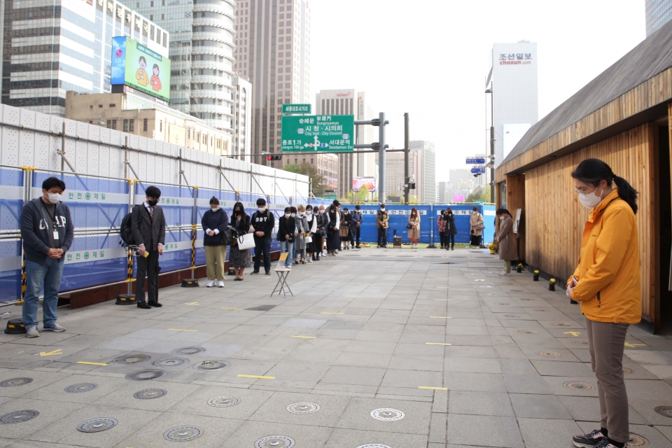세월호 참사 7주기를 맞아 16일 서울 종로구 기억및안전전시공간에 시민들은 묵념을 하고 있다. ⓒ홍수형 기자