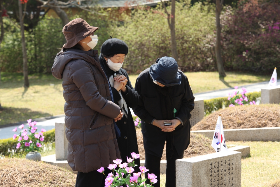 19일 서울 강북구 국립 4.19민주묘지에서 4.19혁명 16주기를 맞아 유가족들은 묘역에서 참배하고 있다. ⓒ홍수형 기자