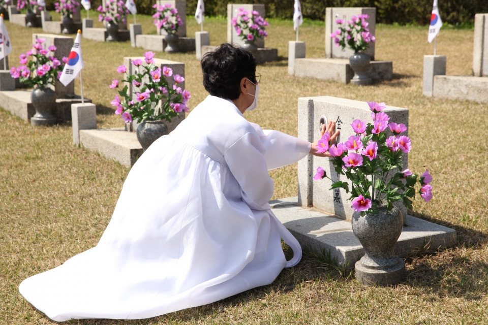19일 서울 강북구 국립 4.19민주묘지에서 4.19혁명 16주기를 맞아 유가족들은 묘역에서 참배하고 있다. ⓒ홍수형 기자