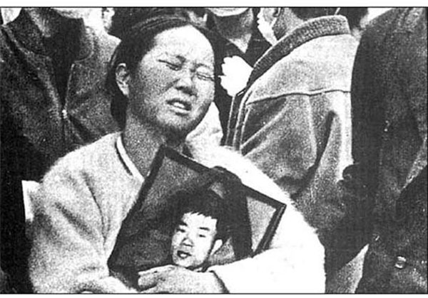 1970년 11월 18일 전태일의 장례식에서 아들의 영정 사진을 안고 있는 이소선 여사. ⓒ전태일기념관 제공