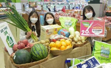 22일 서울 서초구 농협 하나로마트 양재점에서 홍보요원들이 창립26주년 주요 농축산물 파격할인 판매를 선보이고 있다 Ⓒ농협유통