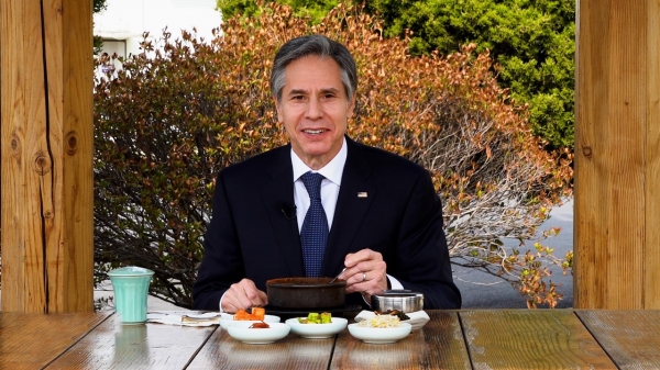 토니 블링컨 미국 국무장관이 지난 3월18일 트위터에 "지난 2016년 서울 출장 때 순두부찌개가 얼마나 맛있었는지 기억난다. 이번 방문 동안 다시 즐길 수 있어서 너무나 기쁘다!"는 글과 함께 순두부찌개를 먹고 있는 사진을 게재했다. 사진=토니 블링컨 장관 트위터