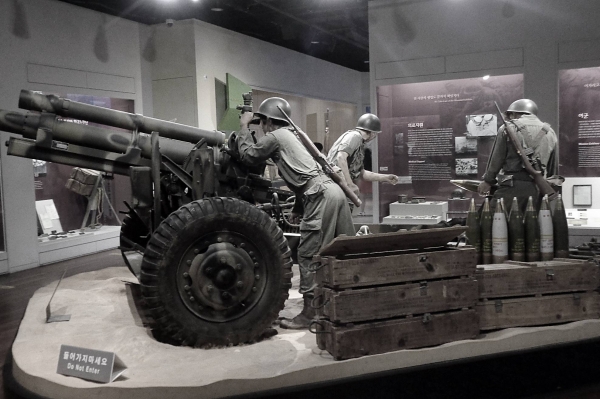 한국전쟁 당시 국군 포병부대의 곡사포 사격 모습을 재현한 조형물. 전쟁기념관. ⓒ최규화