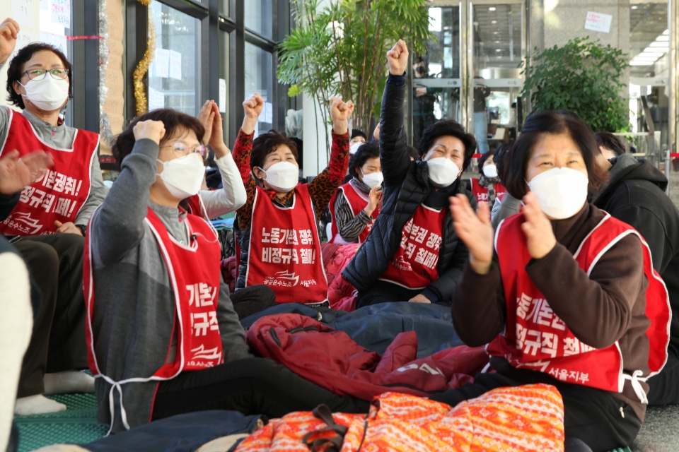 24일 오후 서울 영등포구 LG트윈타워에서 노동시민사회단체 공동대책위원회가 로비에서 고용승계를 촉구하는 파업 농성을 하고 있다. ⓒ홍수형 기자