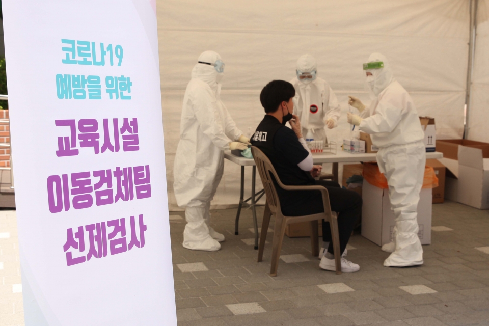 3일 오후 서울 송파구 서울체육중고등학교에 설치된 코로나19 이동식 PCR검사소에서 학생 및 교직원들이 검사를 받고 있다. ⓒ홍수형 기자