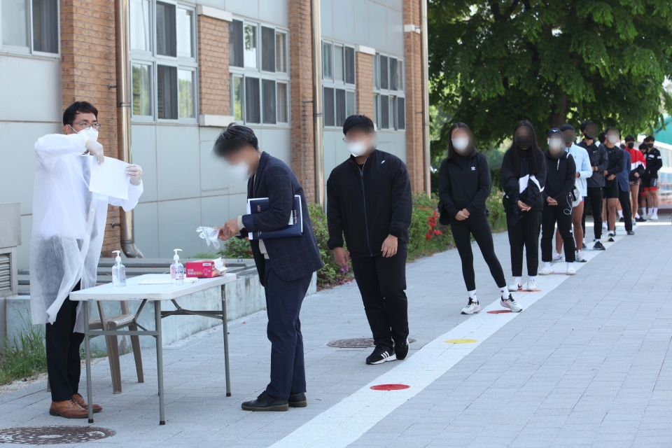 3일 오후 서울 송파구 서울체육중고등학교에 설치된 코로나19 이동식 PCR검사소에서 학생 및 교직원들이 검사를 받기 위해 줄을 서 있다. ⓒ홍수형 기자