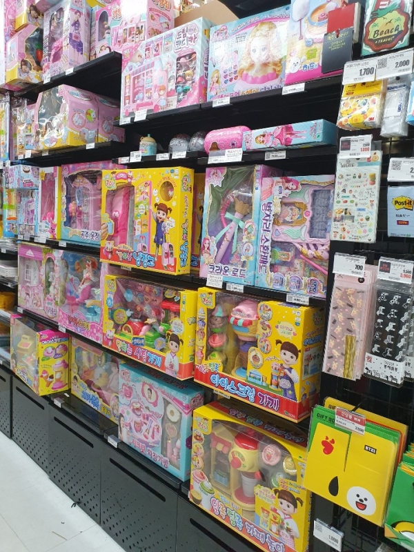 한 대형마트의 여아 완구 코너. 분홍색 위주의 역할놀이 장난감, 코스메틱 제품들이 눈에 띈다. ⓒ여성신문
