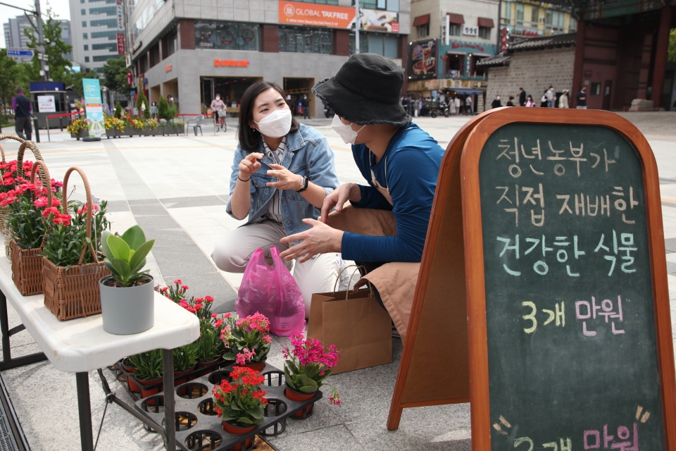 7일 서울 중구 세종대로 사람숲길 행사에서 시민들을 꽃을 구입하고 있다. ⓒ홍수형 기자