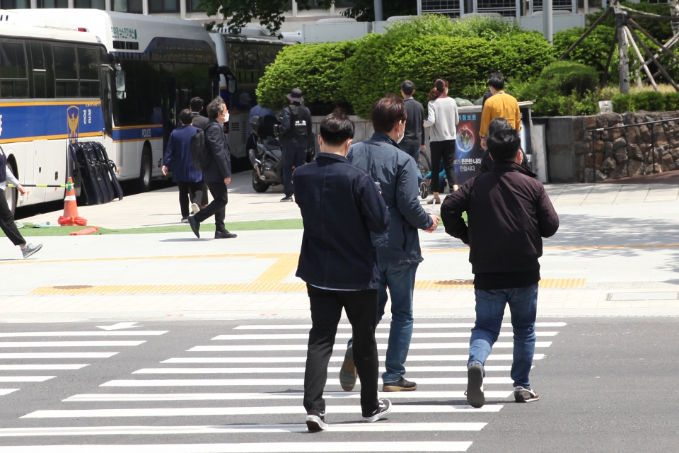 7일 오후 서울 종로구 한 거리에서 시민들은 발걸음을 옮기고 있다. ⓒ홍수형 기자