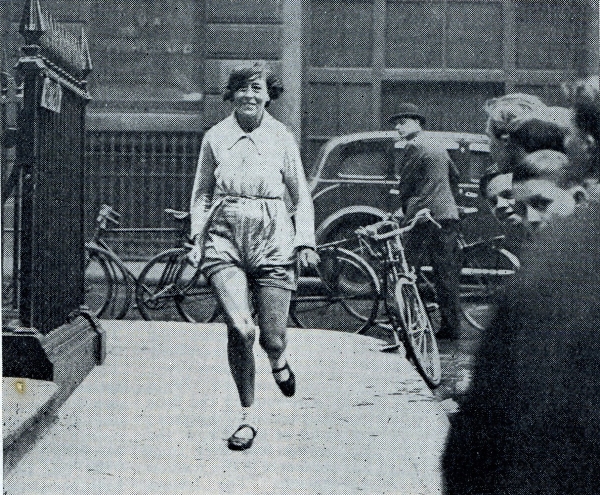 1935년 영국의 여성 마라토너 바이올렛 피어시가 달리는 모습. 피어시는 국제아마추어선수연맹(IAAF)이 인정한 최초의 여자마라톤 세계 최고 기록 보유자다.  ⓒWikipedia