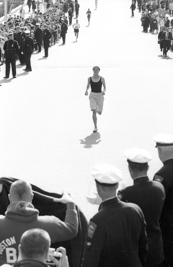 1966년 로베르타 깁 빈게이가 보스턴 마라톤 대회에서 달리고 있다.  ⓒGetty Images