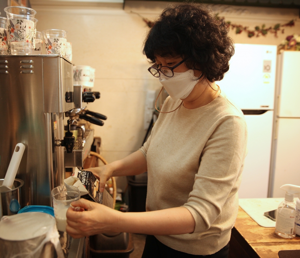 7일 오전 경기도 성남시 마젤커피에서 바리스타 김경애(60) 씨는 주문 받은 커피를 만들고 있다. ⓒ홍수형 기자