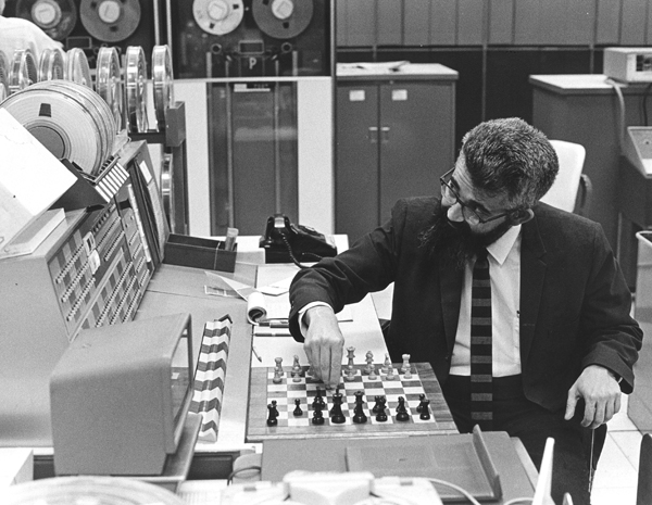 1966년, 존 매카시가 러시아를 상대로 컴퓨터를 이용해 체스를 두고 있다. ⓒStanford