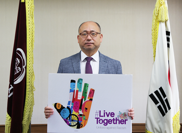 덕성여대 김진우 총장은 20일 인종차별 반대 글로벌 캠페인 「#Live Together 챌린지」 에 동참하고 로고 든 사진을 SNS에 공유했다. Ⓒ덕성여대