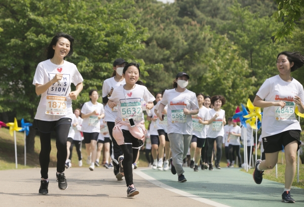 제19회 여성마라톤대회가 2019년 5월4일 서울 마포구 상암월드컵공원 평화광장에서 열려 참가자들이 주로를 달리고 있다. ⓒ여성신문